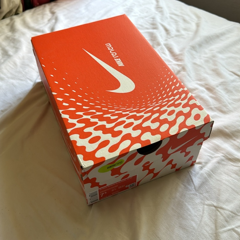 Nike - Picture 3 of 4